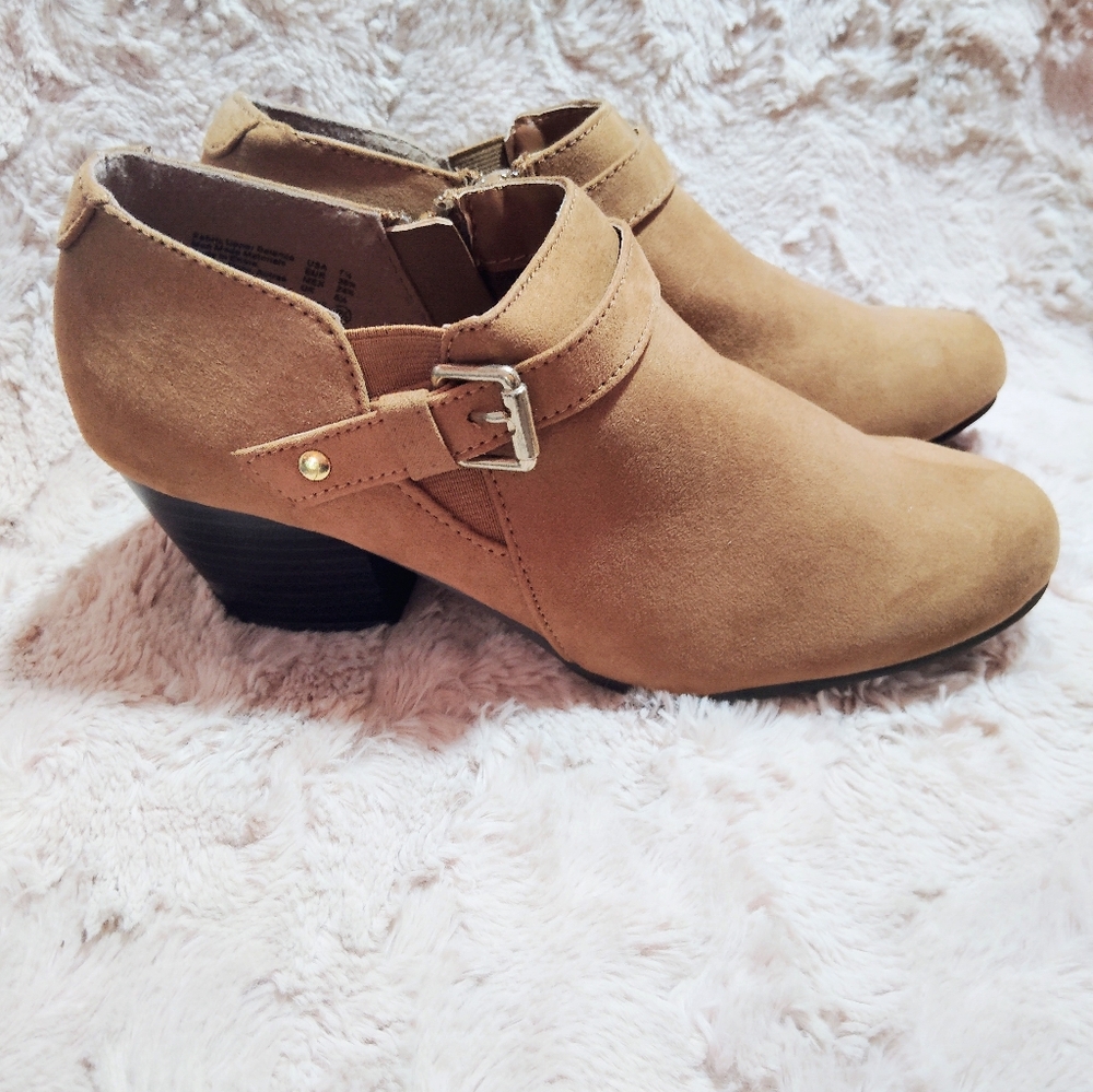 CLEAN & EUC! American Eagle, Cara Block Heel, Side Zip Booties. Size 7.5